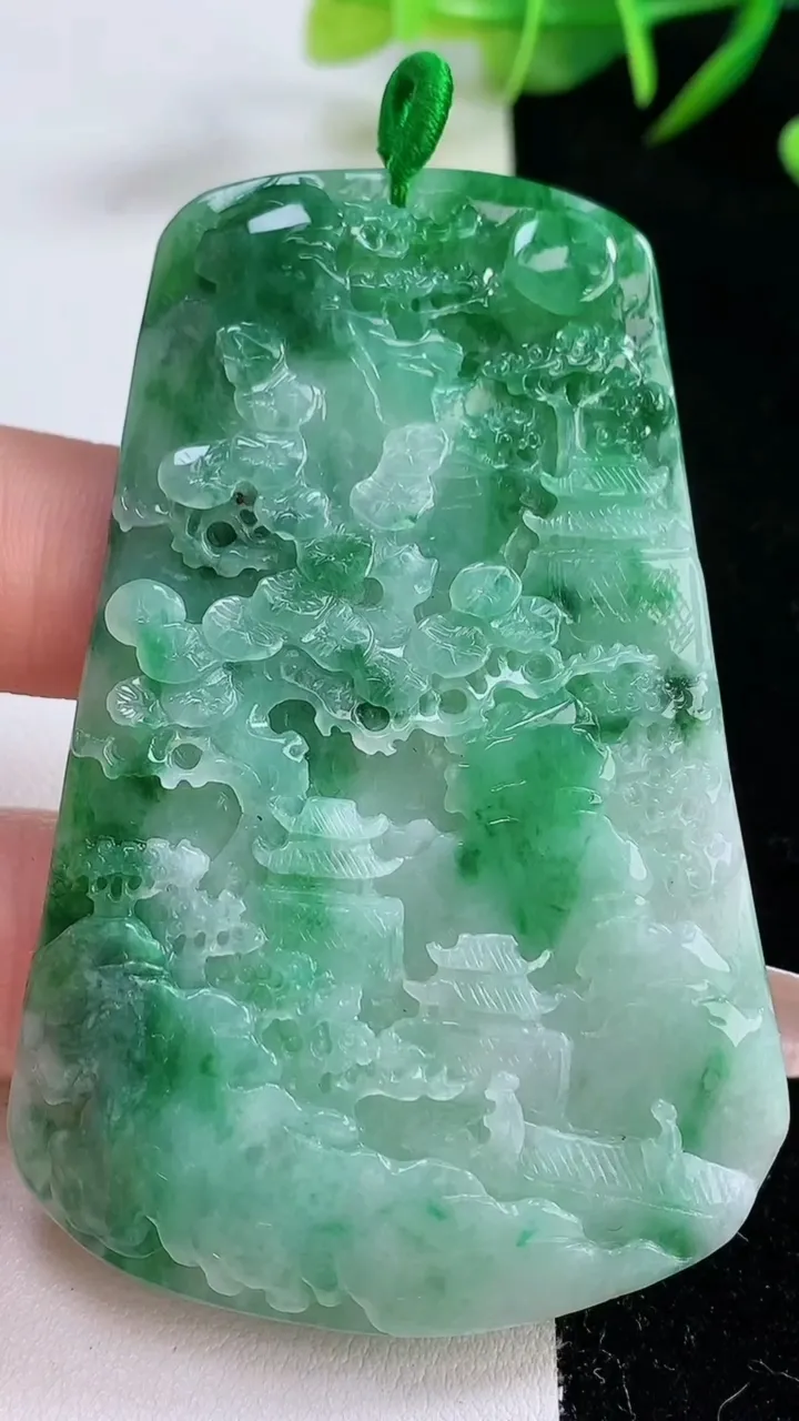 天然A货翡翠山水牌吊坠，尺寸68.4-45.2-5.4，重量:35.34g
12月24日