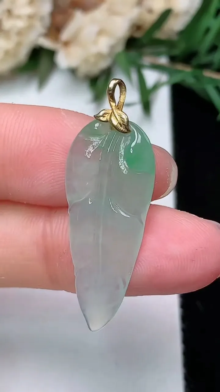 天然A货翡翠金枝玉叶 叶子吊坠，尺寸28.5-11.8-3.3，重量:2.13g
12月24日