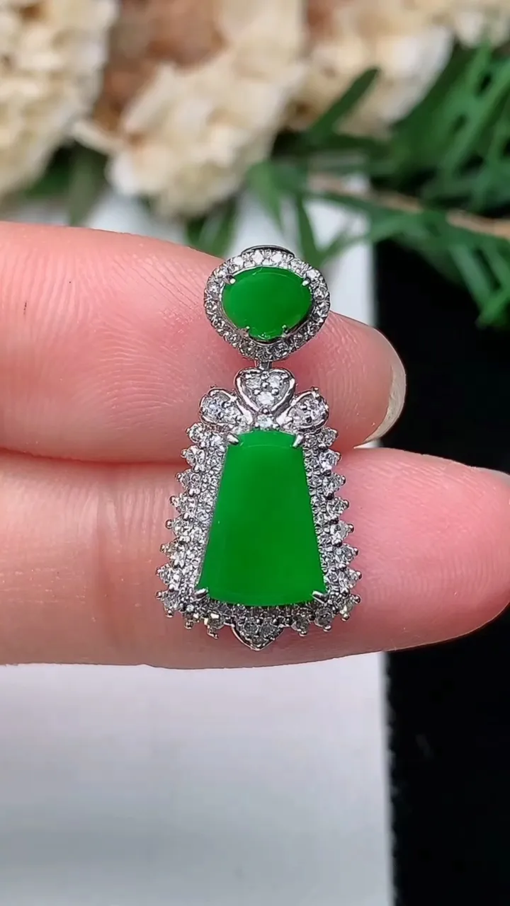 天然A货翡翠无事牌吊坠，尺寸22.4-11.4-7.5，裸石9-6.3，重量:2.53g
12月24