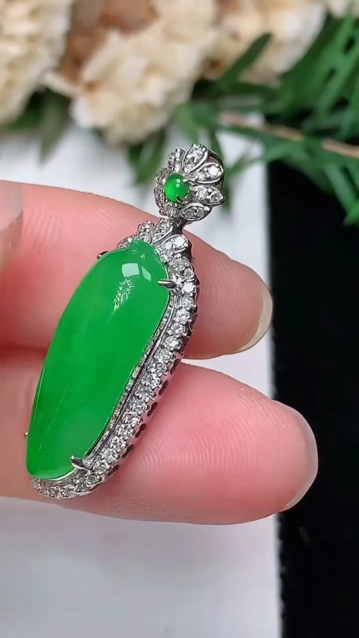 天然A货翡翠福瓜吊坠，尺寸30-10.2-8，裸石20-7.6，重量:3.55g
12月24日