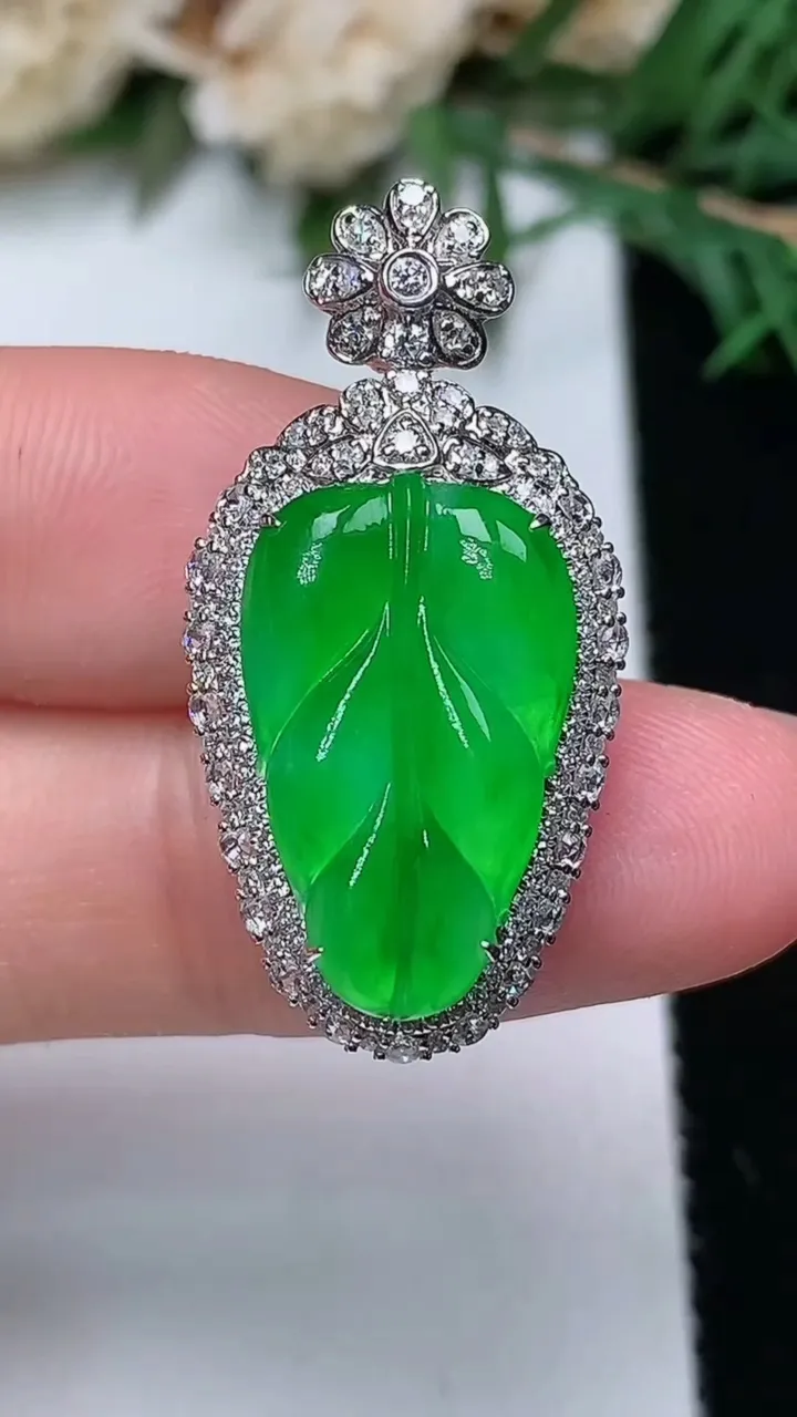 天然A货翡翠金枝玉叶 叶子吊坠，尺寸30.6-15.2-10，裸石18.3-11.2，重量:4.55