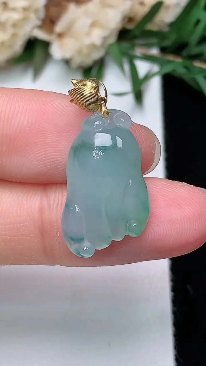 天然A货翡翠飘花佛手瓜吊坠，尺寸21-11-6，重量:2.55g
12月24日