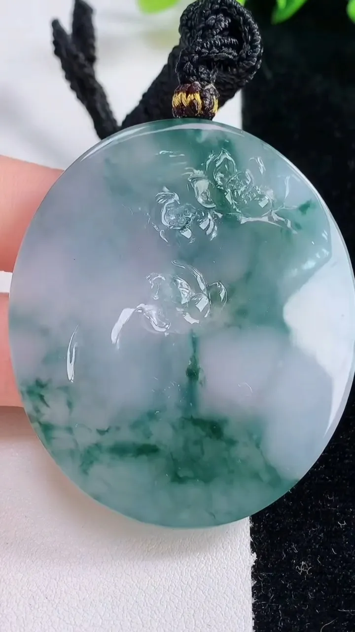 天然A货翡翠飘花普贤菩萨吊坠，尺寸56-48.8-6.2，重:38.08g
12月24日