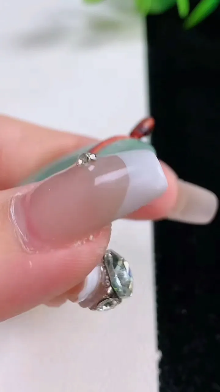 天然A货翡翠平安扣吊坠，尺寸33-5.8，重量:13.71g
12月24日