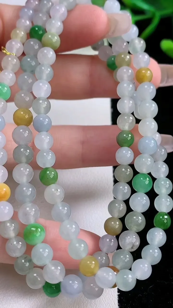 天然A货翡翠三彩圆珠项链，尺寸5.4-117颗，重量:33.95g
12月24日