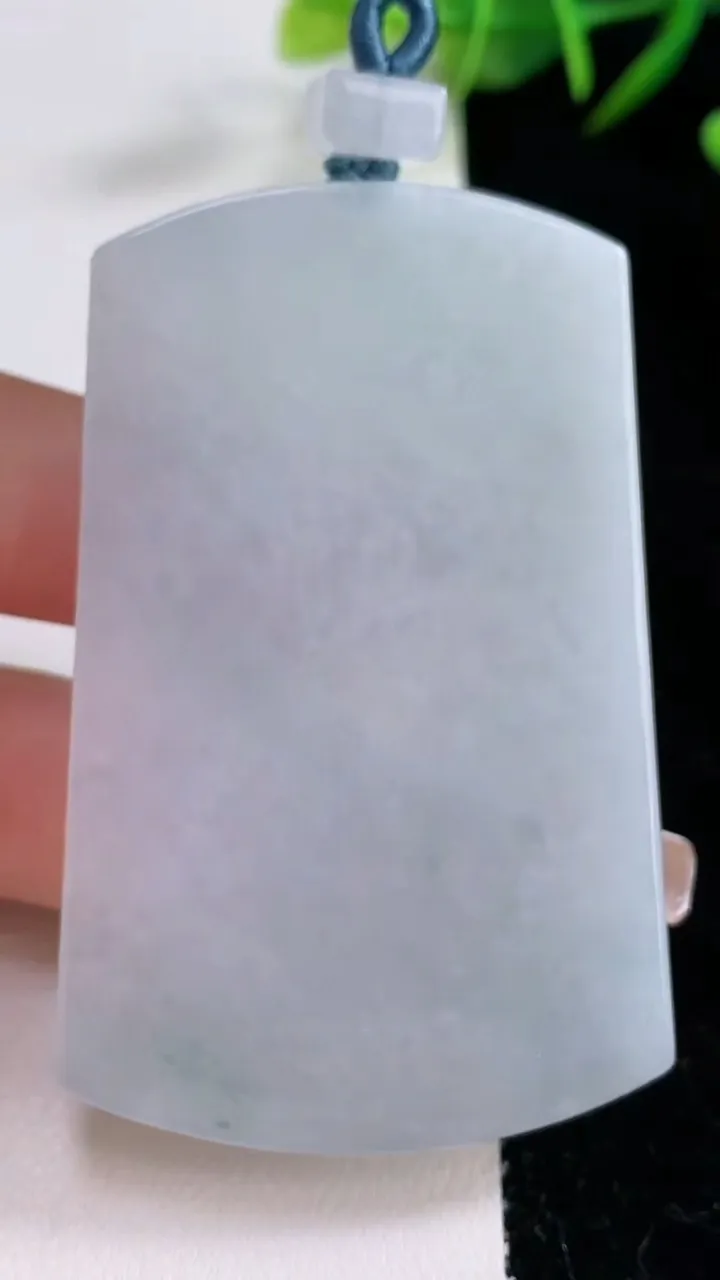 天然A货翡翠飘花无事牌吊坠，尺寸62.3-39-4.9，重量:37.43g
12月24日