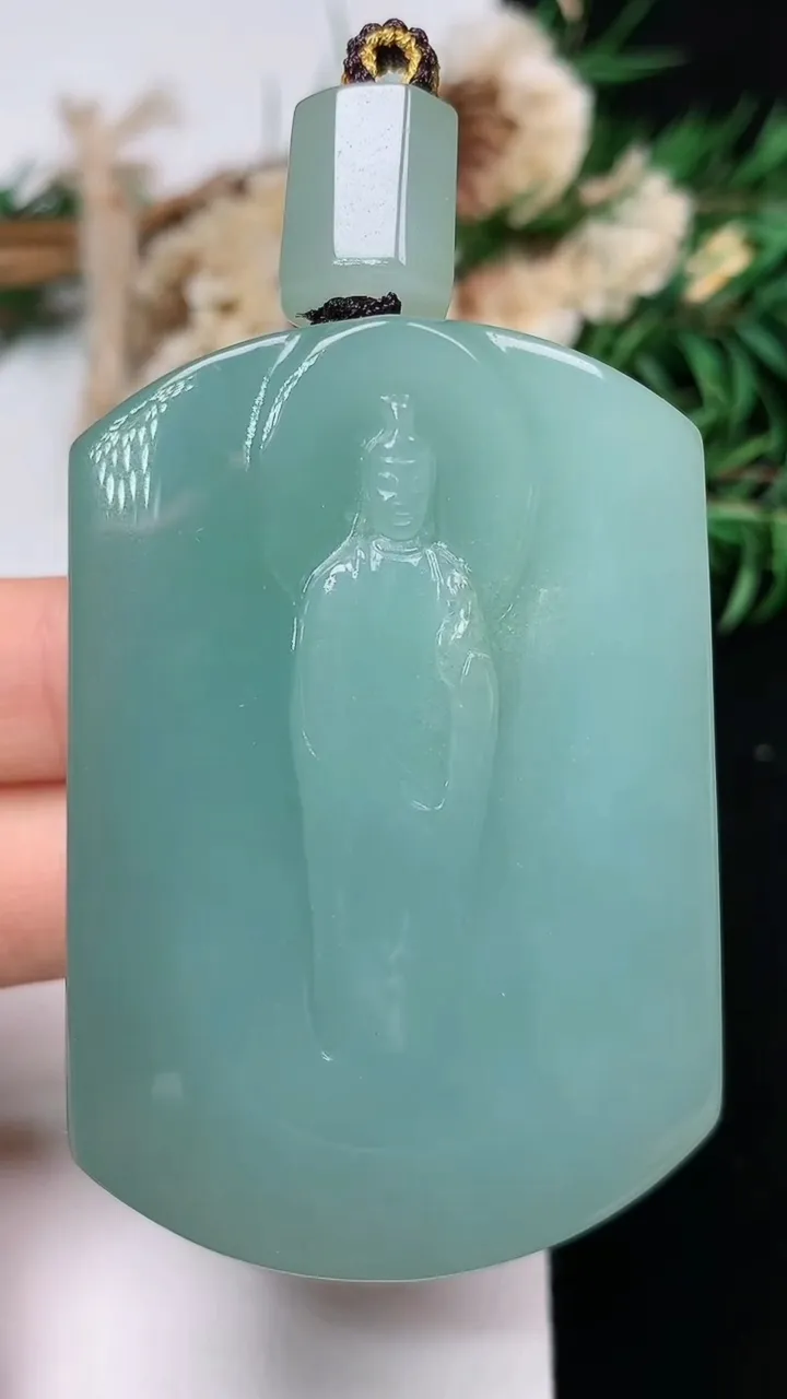 天然A货翡翠观音菩萨吊坠，尺寸54-38-12.8，重量:77.01g
12月24日