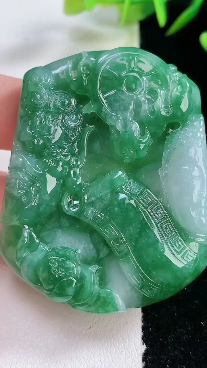 天然A货翡翠一念之间吊坠，尺寸53.9-42.6-7.7，重:37.98g
12月24日