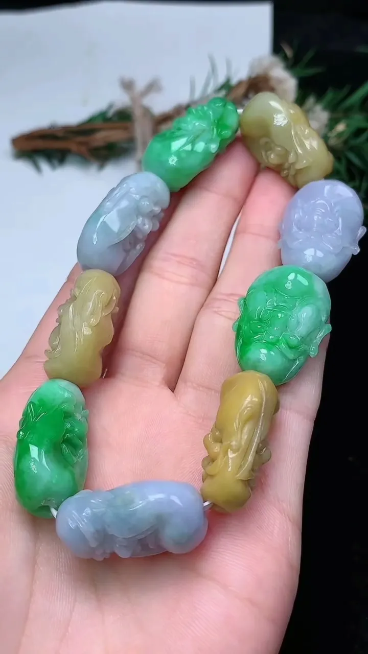 天然A货翡翠货三彩十八罗汉头手串，尺寸25-18.8-11.2-9颗，重量:74.19g12月24日
工厂直销收藏佳品,种好水足，色泽均匀，有种有色，上手高大气！
