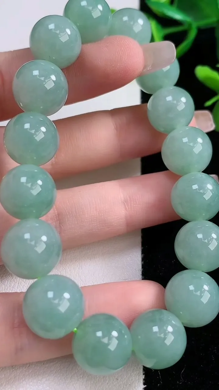 天然A货翡翠圆珠手串，尺寸12.3，重:53.31g12月24日
工厂直销收藏佳品,种好水足，色泽均匀，有种有色，上手高大气！