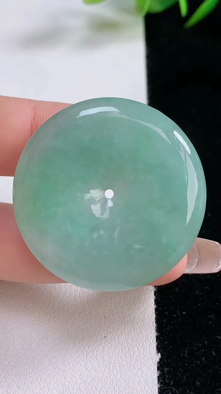 天然A货翡翠平安扣吊坠，尺寸36.7-5.9，重量:17.08g
12月24日