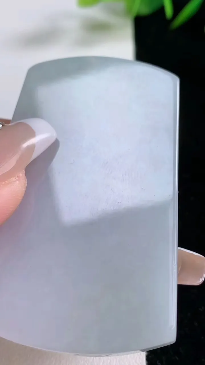 天然A货翡翠无事牌镶嵌件，尺寸60.8-40-5.5，重量:39.21g
12月24日