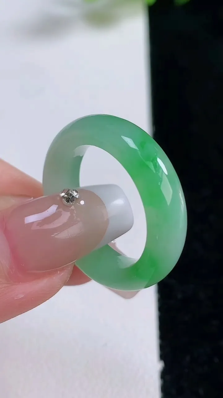 天然A货翡翠指环戒指，尺寸17.7-5.7-3.8，重量:4.99g2025年12月24日
工厂直销收藏佳品,种好水足，色泽均匀，有种有色，上手高大气！