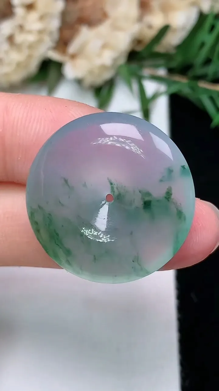 天然A货翡翠飘花平安扣吊坠，尺寸24.2-5.6，重量:6.43g
12月24日