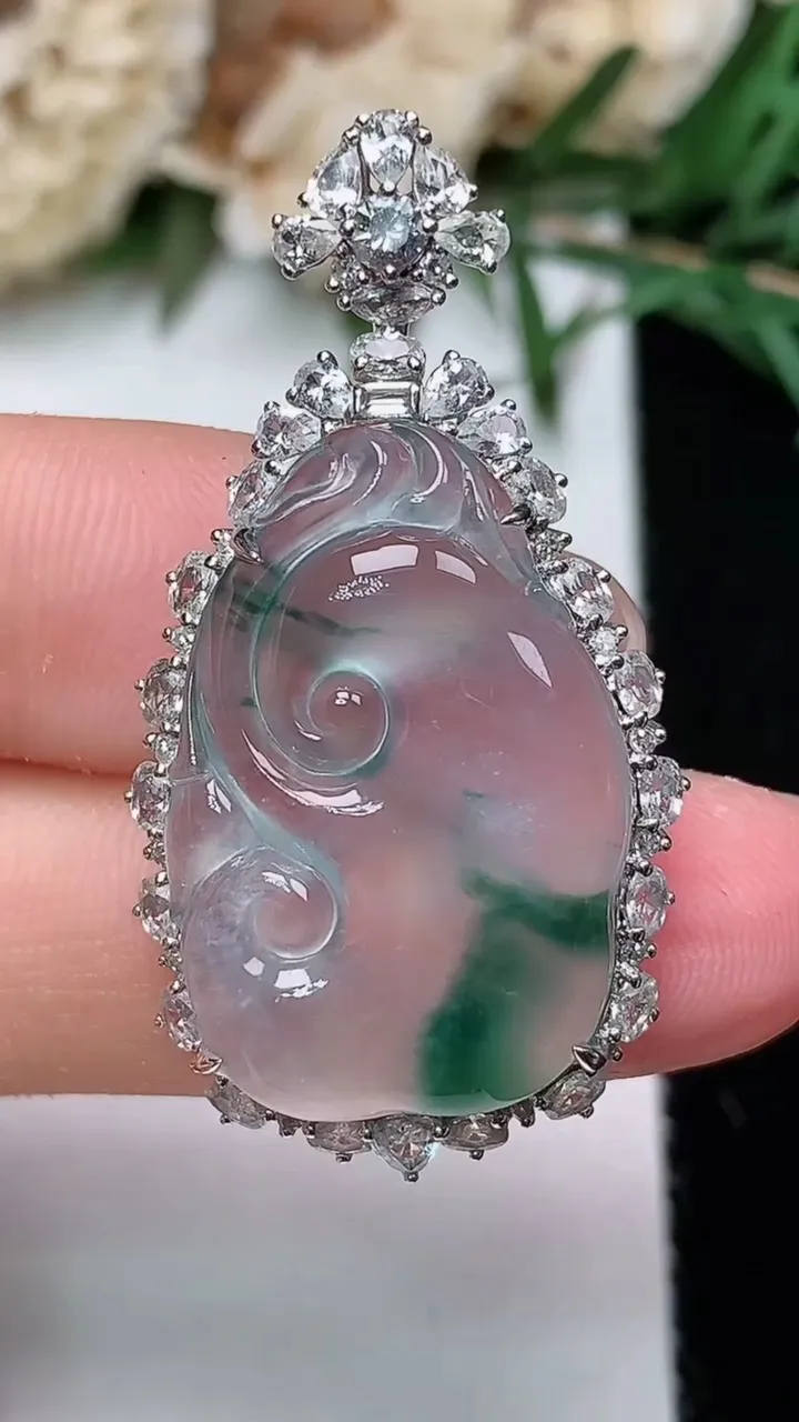 天然A货翡翠飘花如意吊坠，尺寸37.8-20-7.8，裸石24.5-16.3，重量:5.60g
12