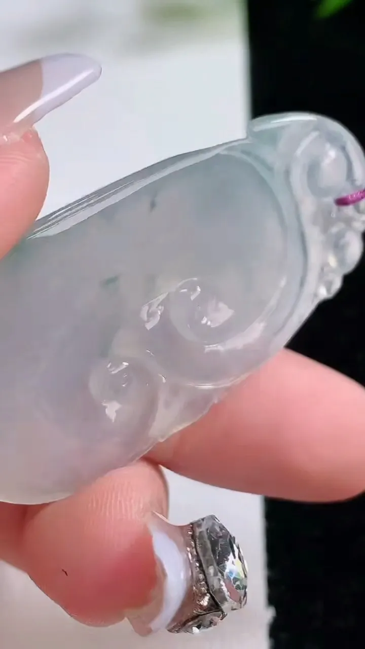 天然A货翡翠冰种飘花如意吊坠，尺寸47.2-25.2-6，重量:11.95g
12月24日