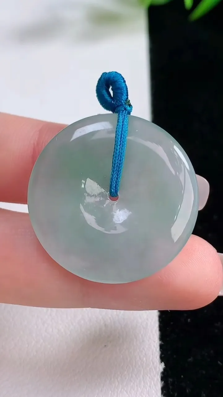 天然A货翡翠平安扣吊坠，尺寸28.4-5，重量:7.92g
12月24日