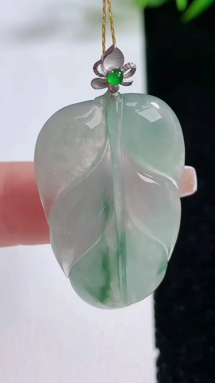 天然A货翡翠种飘花金枝玉叶 叶子吊坠，尺寸33.8-21-3.7，重量:5.83g
12月24日
