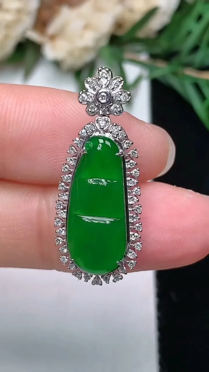 天然A货翡翠福豆吊坠，尺寸28.5-11.5-7，裸石17.9-7.6，重量:2.88g
12月24日