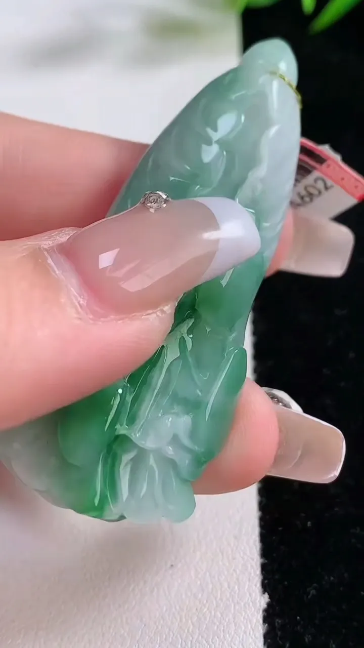 天然A货翡翠白菜吊坠，尺寸55.7-23.4-9，重量:20.72g
12月24日