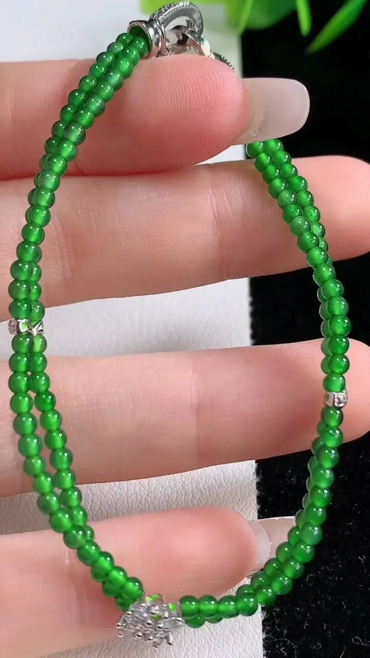 天然A货翡翠小米珠手串，尺寸2.3，重量:5.31g12月24日
工厂直销收藏佳品,种好水足，色泽均匀，有种有色，上手高大气！