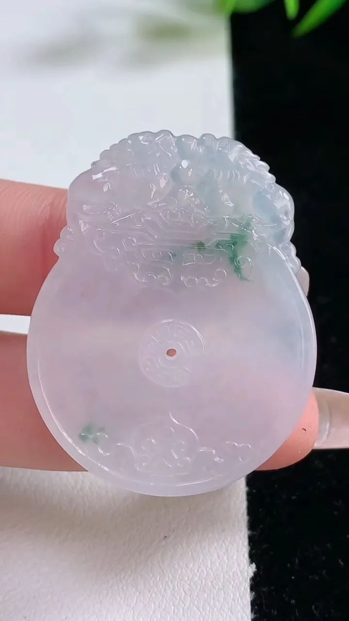 天然A货翡翠飘花复古平安扣吊坠，尺寸40.7-32.3-1，重量:12.21g
12月24日