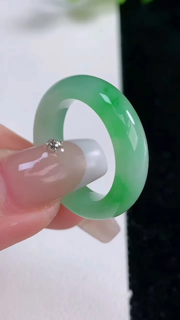 天然A货翡翠指环戒指，尺寸17.7-5.7-3.8，重量:4.99g2025年12月24日
工厂直销收藏佳品,种好水足，色泽均匀，有种有色，上手高大气！