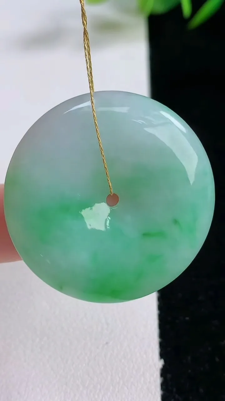 天然A货翡翠平安扣吊坠，尺寸34.4-5，重量:15.00g
12月24日