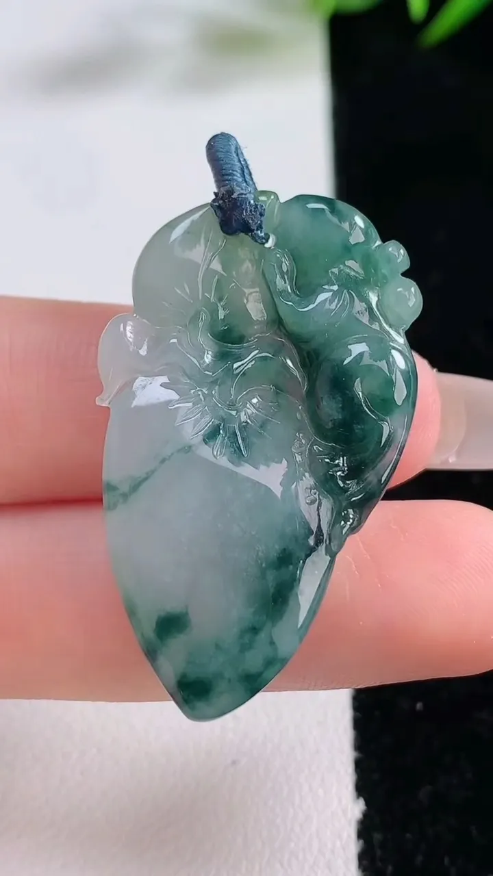 天然A货翡翠飘花寿桃吊坠，尺寸37-22.8-6，重量:8.51g
12月24日