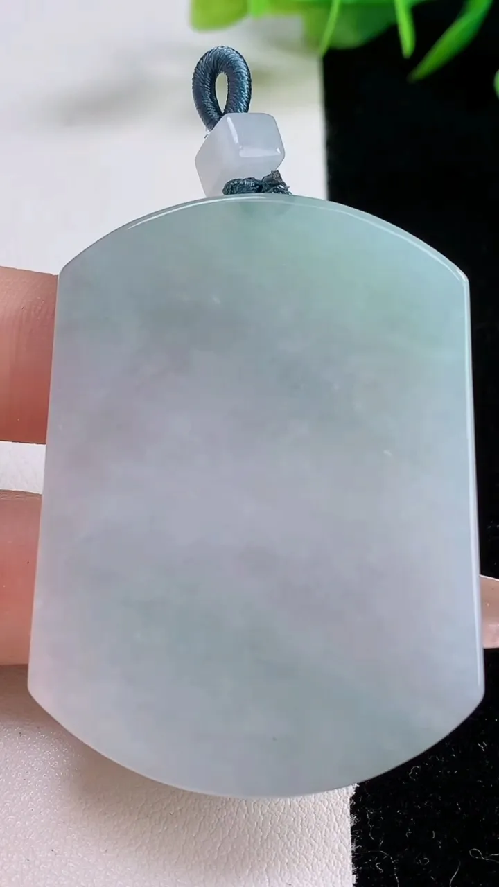 天然A货翡翠无事牌吊坠，尺寸52.8-39.3-4.9，重量:30.73g
12月24日