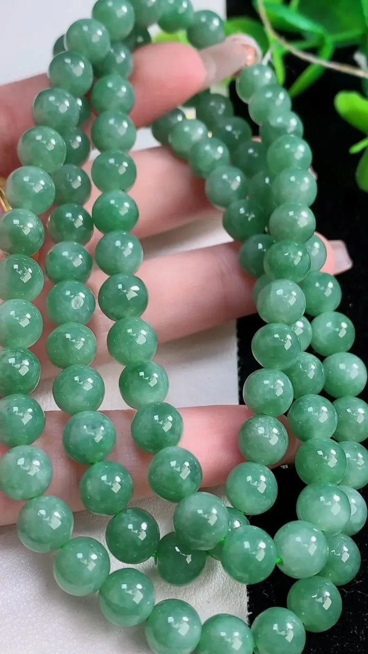 天然A货翡翠圆珠项链，尺寸7.7-95颗，重量:77.80g
12月24日