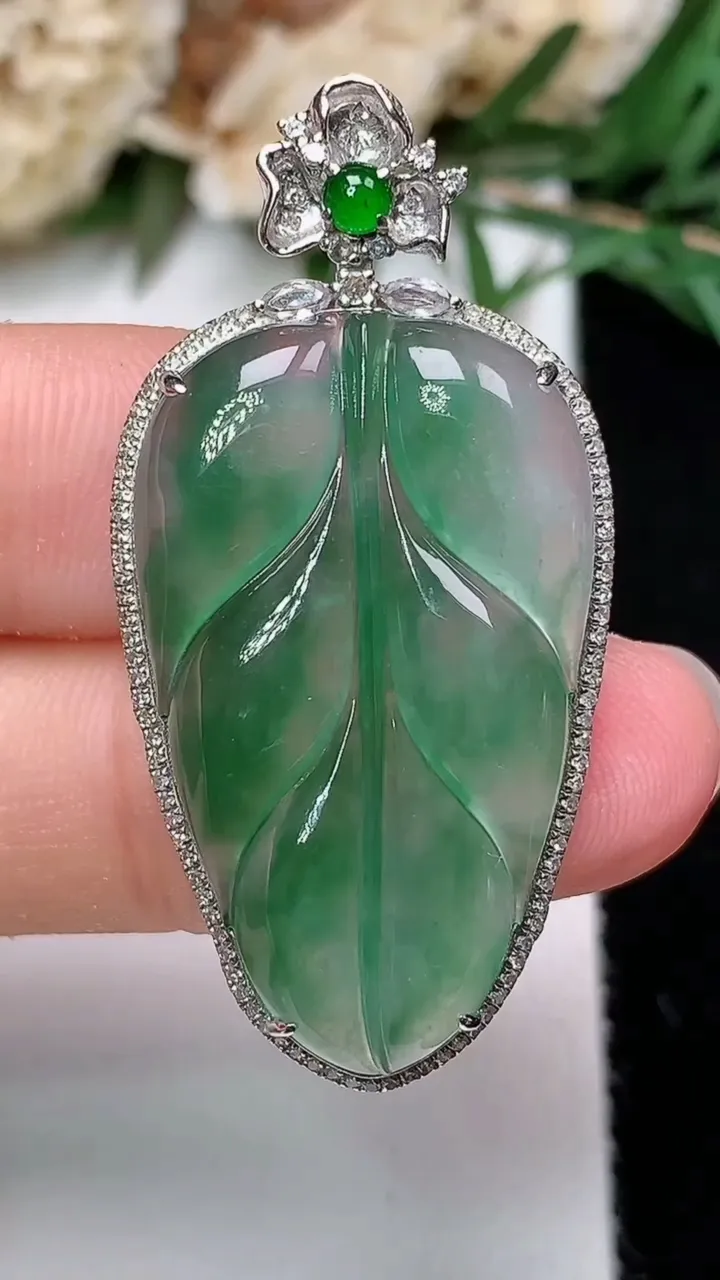 天然A货翡翠金枝玉叶 叶子吊坠，尺寸40.2-20-7.2，裸石30-17.9，重量:5.41g
1