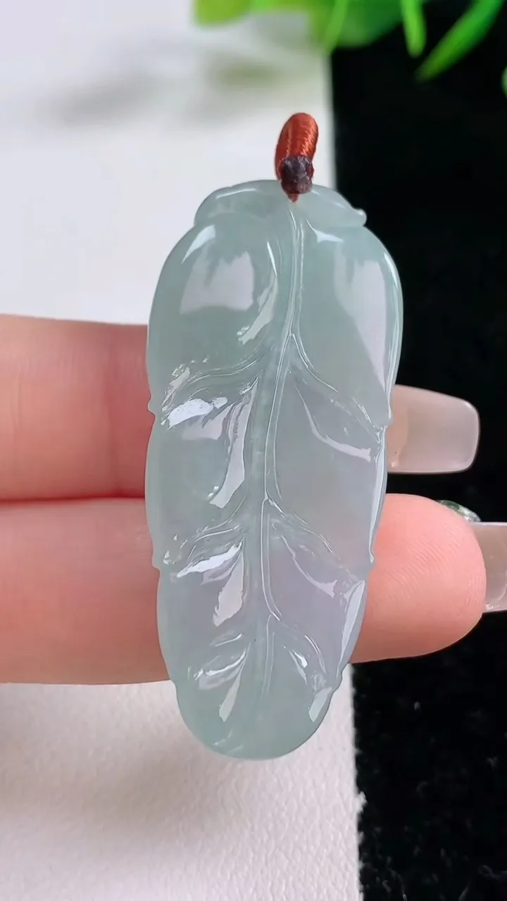 天然A货翡翠金枝玉叶 叶子吊坠，尺寸45.7-19.6-5，重量:8.89g
12月24日