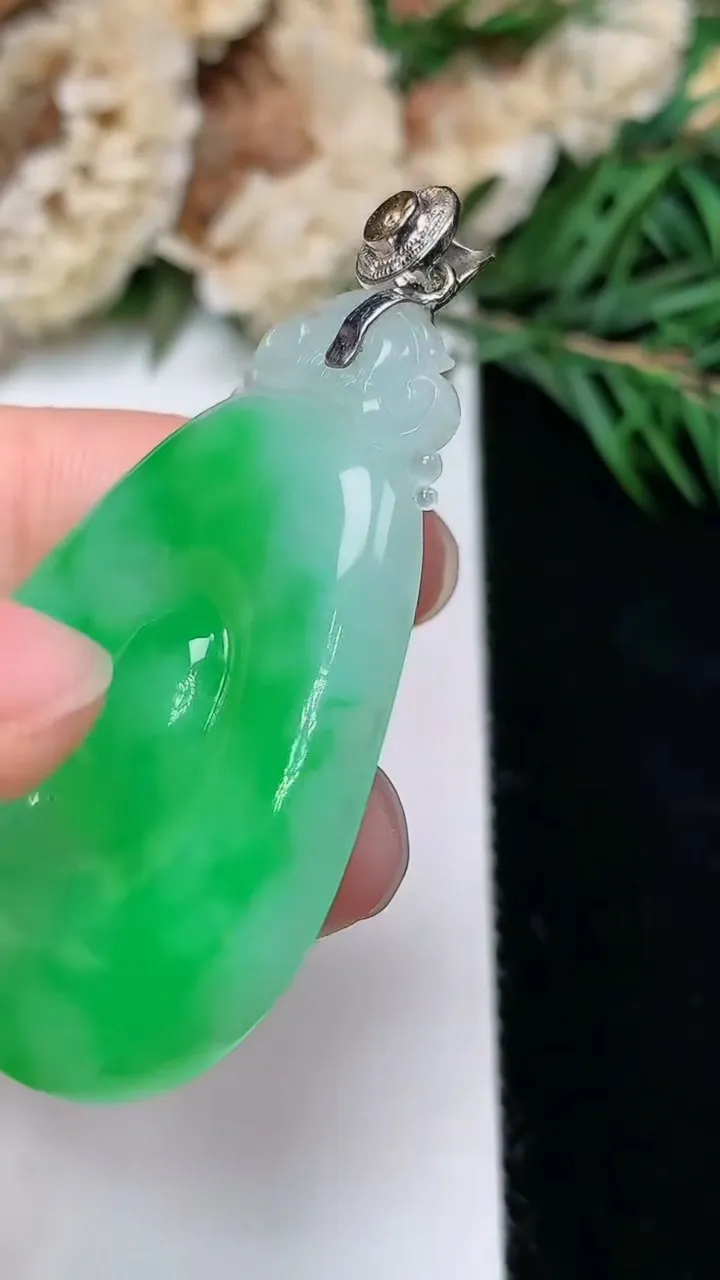 天然A货翡翠福贝吊坠，尺寸43.8-28.7-5.5，重量:12.18g
12月24日