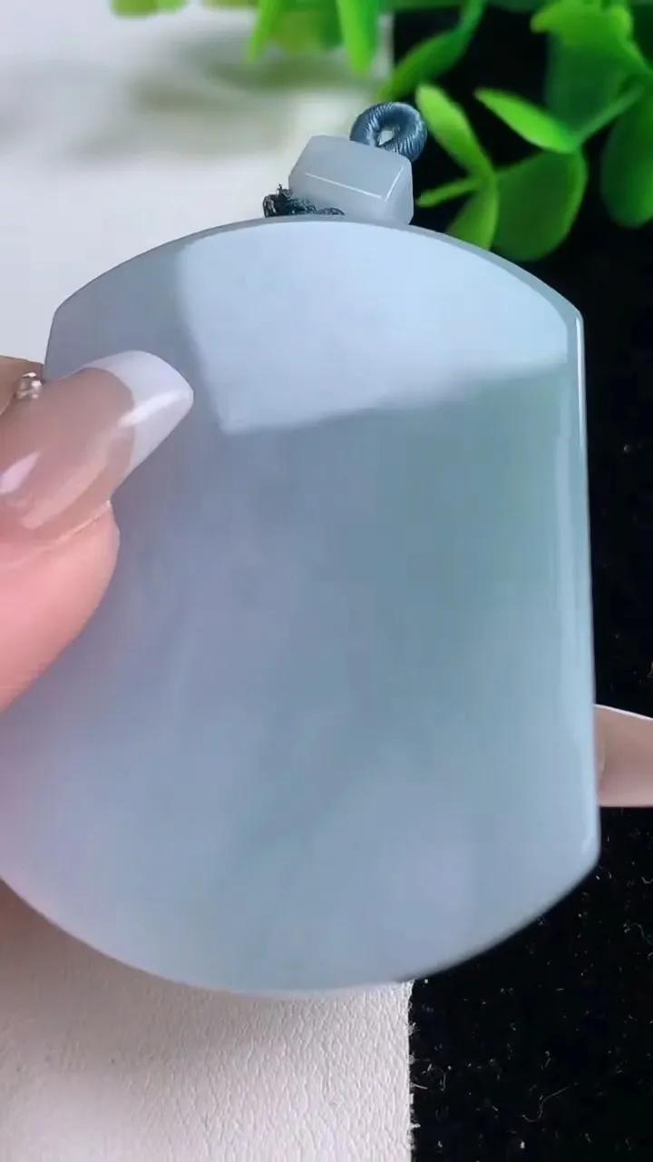 天然A货翡翠紫罗兰无事牌吊坠，尺寸57-42.2-5.7，重量:42.52g
12月25日