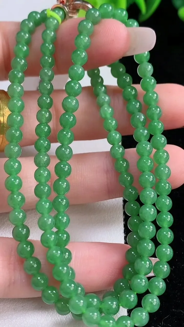 天然A货翡翠圆珠项链，尺寸4.5-132颗，重量:22.87g
12月25日
