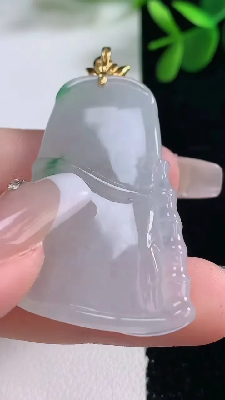 天然A货翡翠18K金飘花节节高升 竹节吊坠，尺寸43.6-28-5.7，重量:15.22g
12月25日