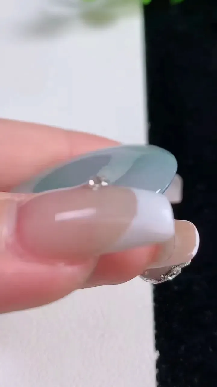 天然A货翡翠冰种飘花平安扣吊坠，尺寸34.3-5.6，重量:14.44g
12月25日