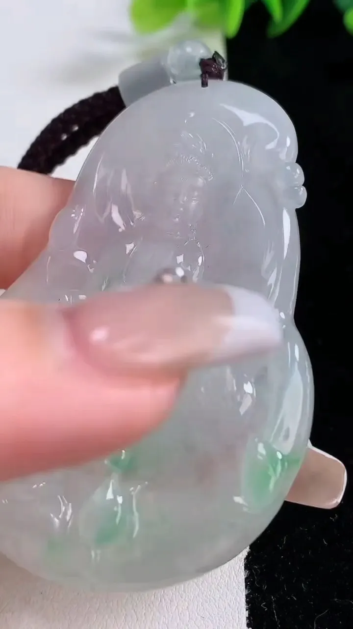 天然A货翡翠观音菩萨吊坠，尺寸68.2-47-6.5，重量:41.68g
12月25日