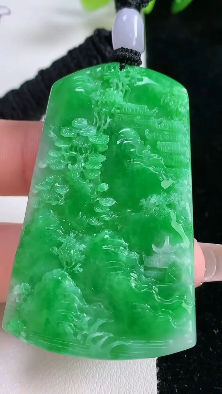 天然A货翡翠山水牌吊坠，尺寸56.2-34.4-5.5，重量:26.14g
12月25日