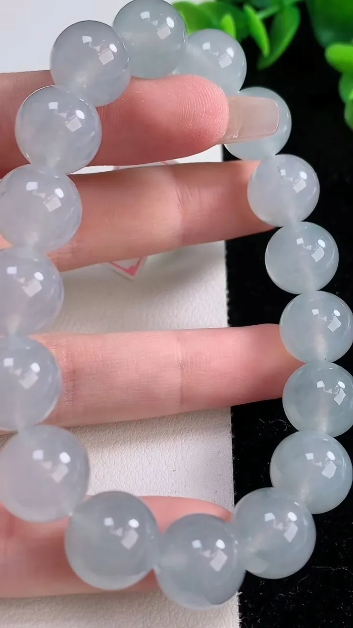 天然A货翡翠种飘花圆珠手串，尺寸12.2-17颗，重量:56.62g12月25日
工厂直销收藏佳品,种好水足，色泽均匀，有种有色，上手高大气！