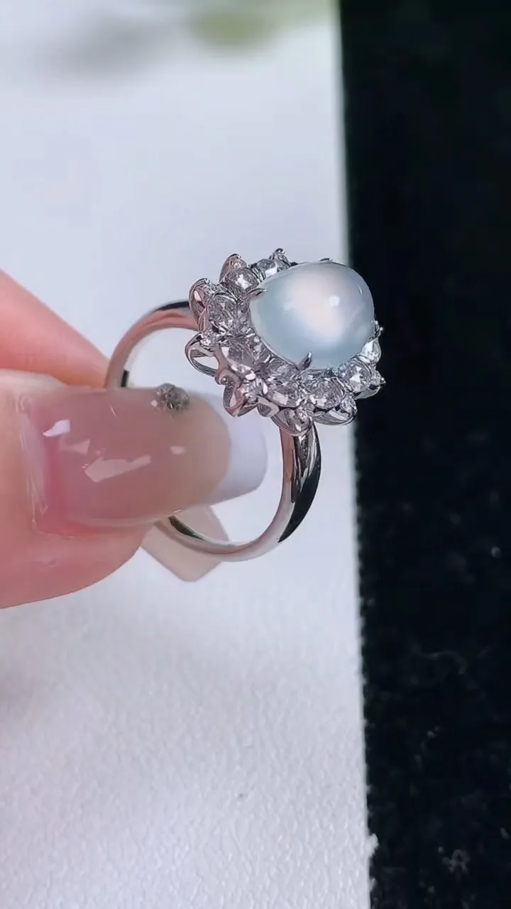 天然A货翡翠种白冰蛋面戒指，尺寸17.4-11-7.5-10.5，重量:3.72g2025年12月25日
工厂直销收藏佳品,种好水足，色泽均匀，有种有色，上手高大气！