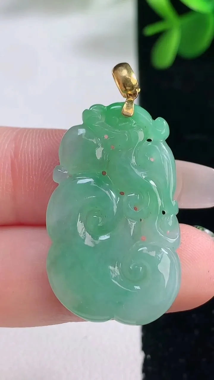 天然A货翡翠如意吊坠，尺寸31-18.2-4，重量:4.98g
12月25日