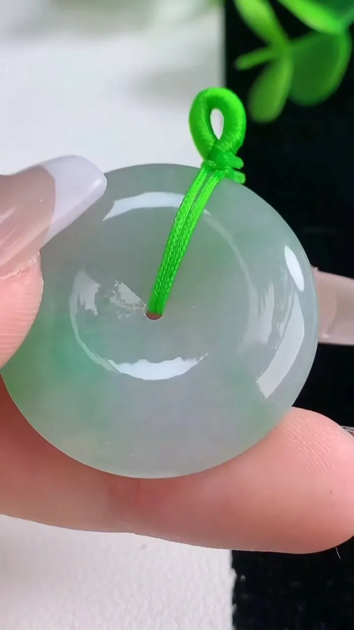 天然A货翡翠平安扣吊坠，尺寸31-6.5，重量:13.50g
12月25日