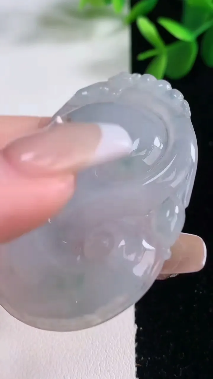 天然A货翡翠飘花如意吊坠，尺寸54-40.6-5.8，重量:22.85g
12月25日