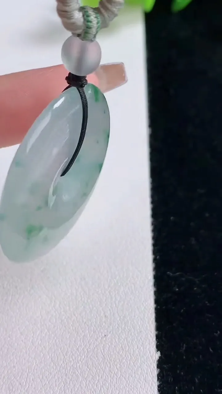 天然A货翡翠种飘花平安扣吊坠，尺寸34.5-5.2，重量:17.29g
12月25日