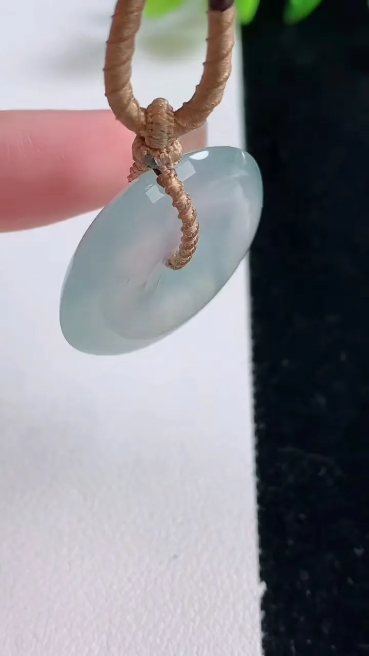 天然A货翡翠种飘花平安扣吊坠，尺寸27.3-6.2，重量:12.13g
12月25日