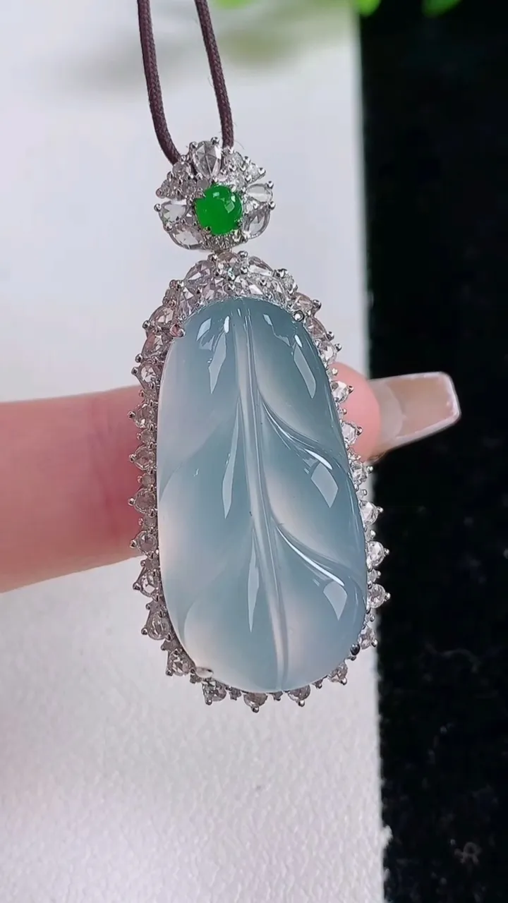 天然A货翡翠种白冰金枝玉叶 叶子吊坠，尺寸40.8-18.2-9.5，裸石27.7-14.3重量:7.29g
12月25日