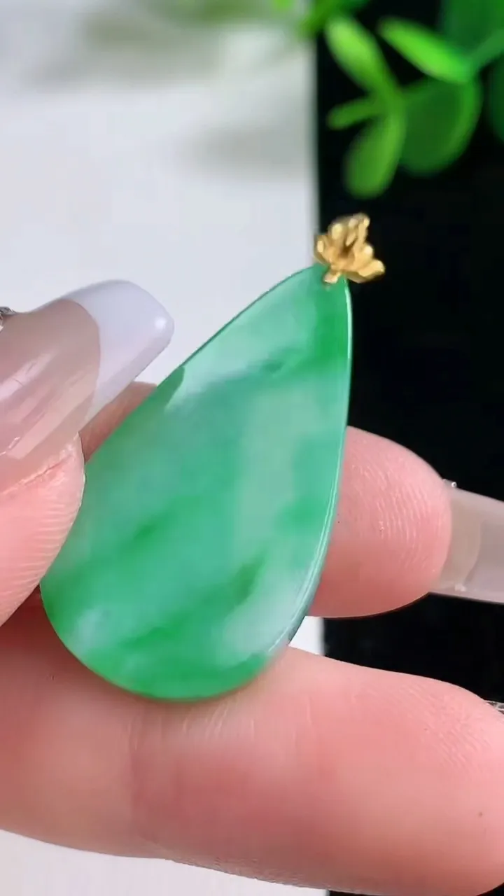 天然A货翡翠水滴吊坠，尺寸32.6-17.3-3.3，重量:4.55g
12月25日