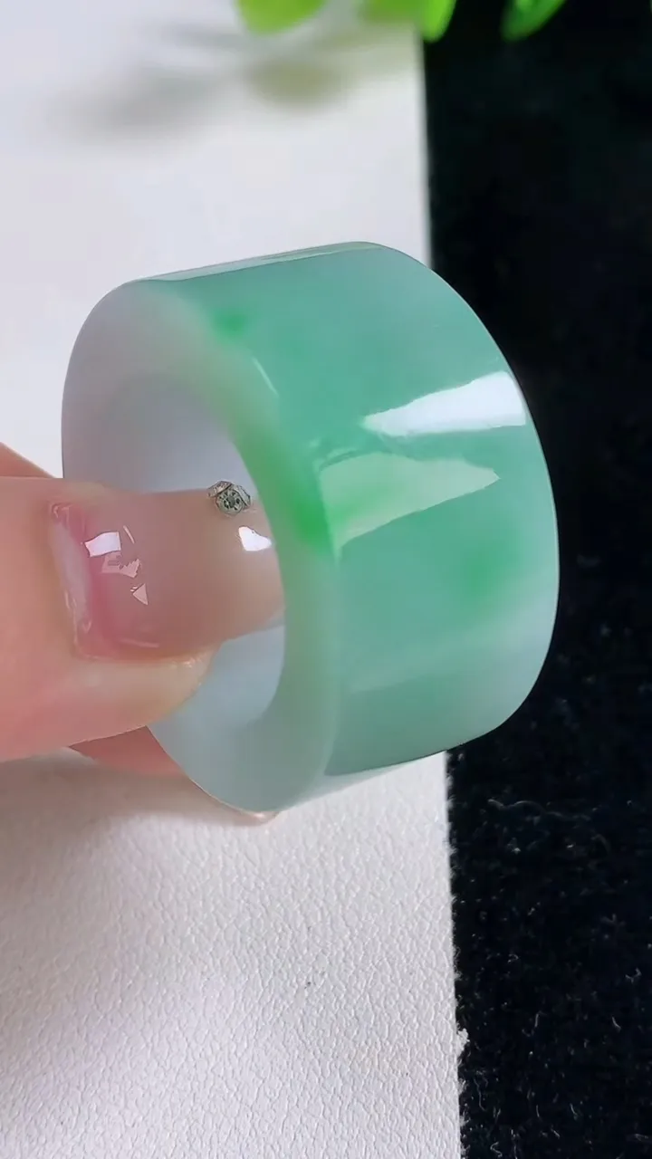 天然A货翡翠方形指环扳指，尺寸22.2-16-6，重量:29.36g2025年12月25日
工厂直销收藏佳品,种好水足，色泽均匀，有种有色，上手高大气！